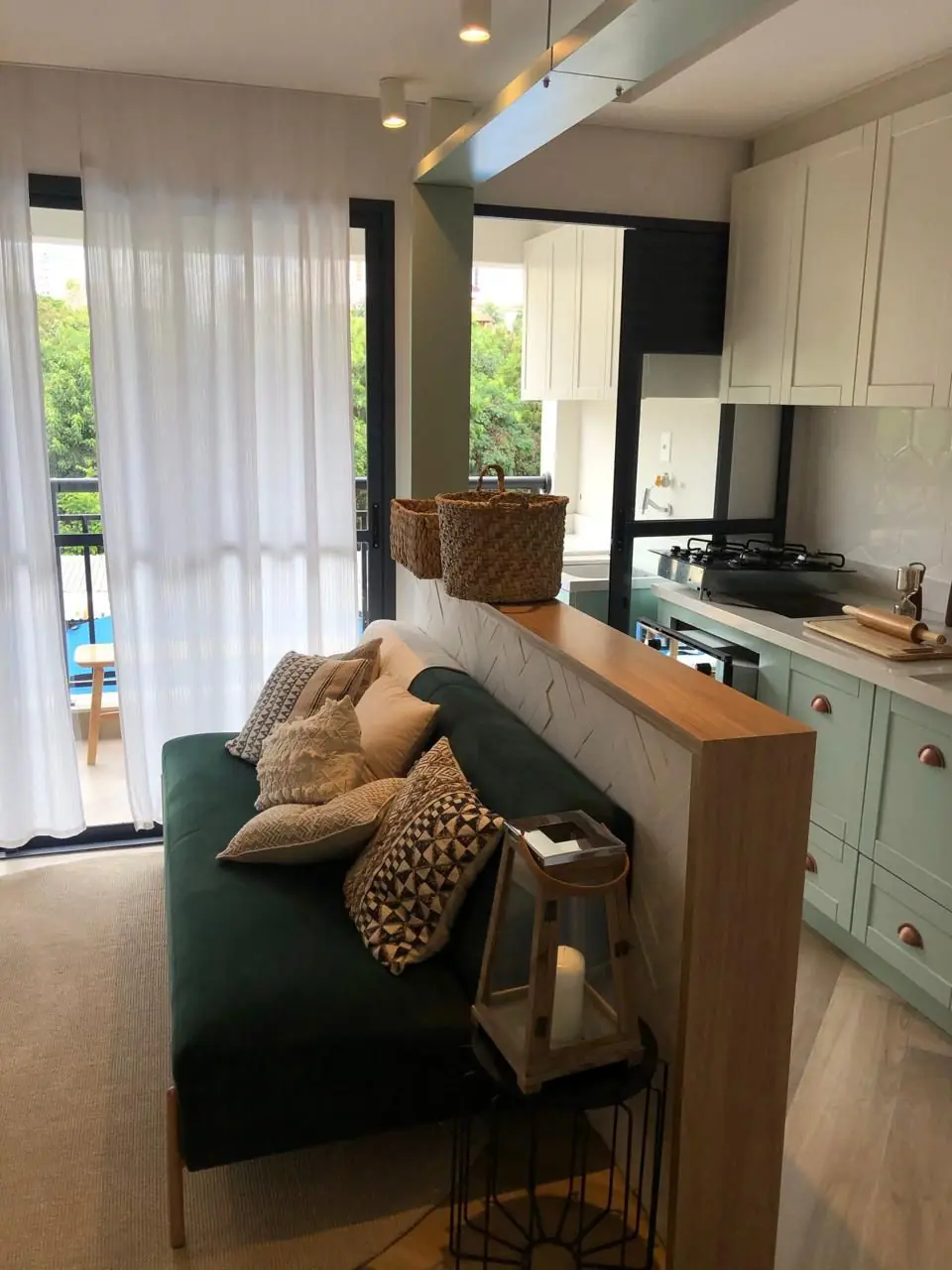Sala com sofá e varanda, imagem ilustrativa